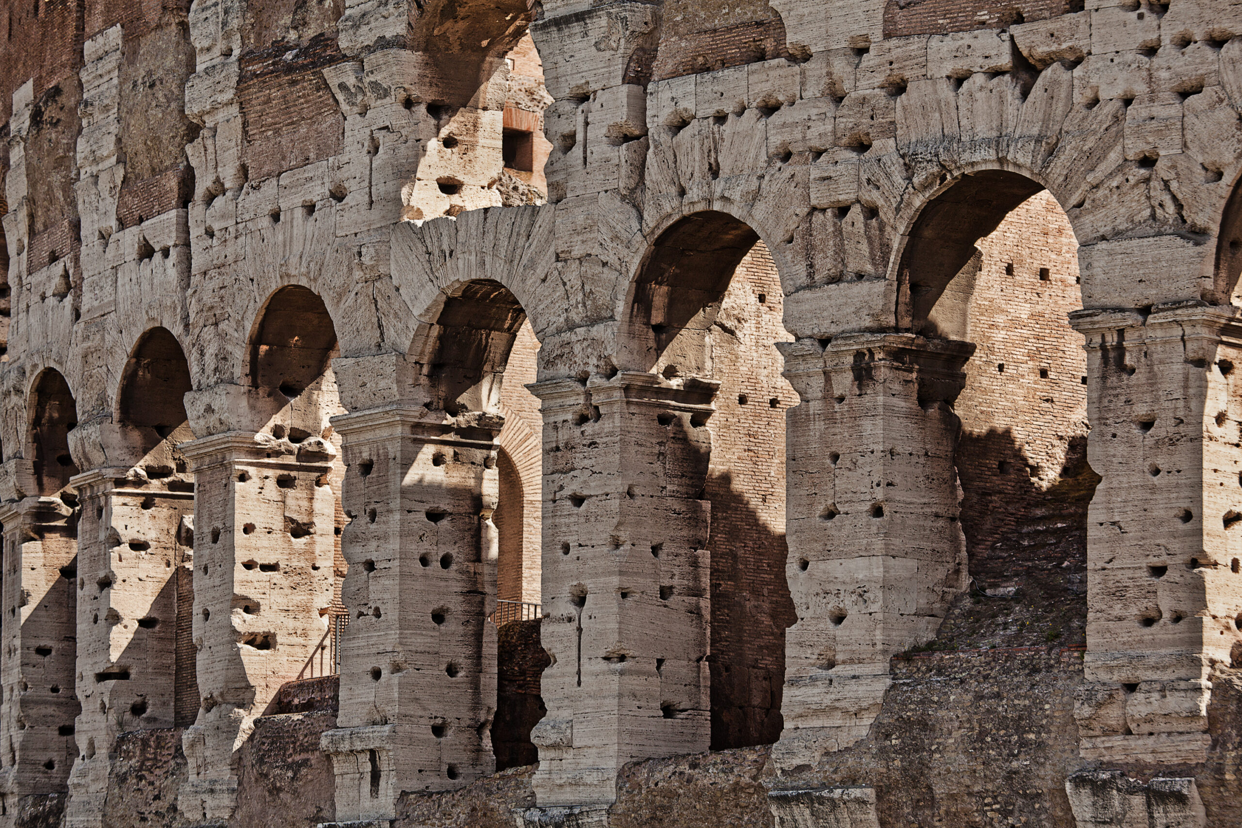 Eine Nahaufnahme vom Colosseum in Rom.