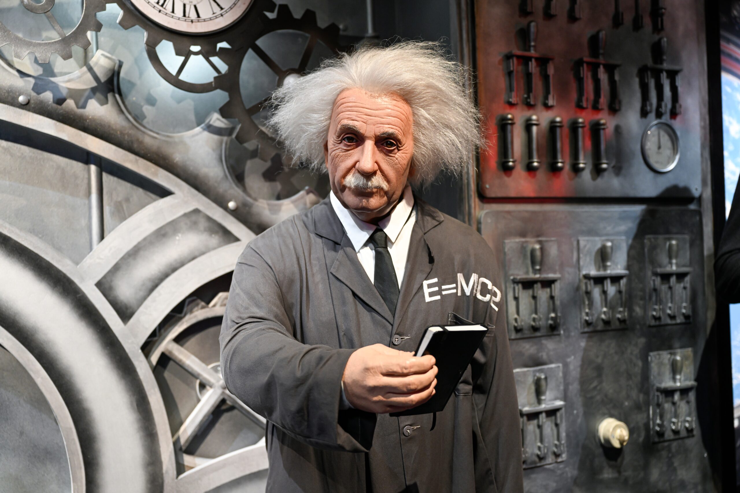 Die Wachsfigur von Albert Einstein in einem Museum.